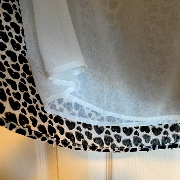 Women's Heart Patterned Blouse - Picture 14 of 15